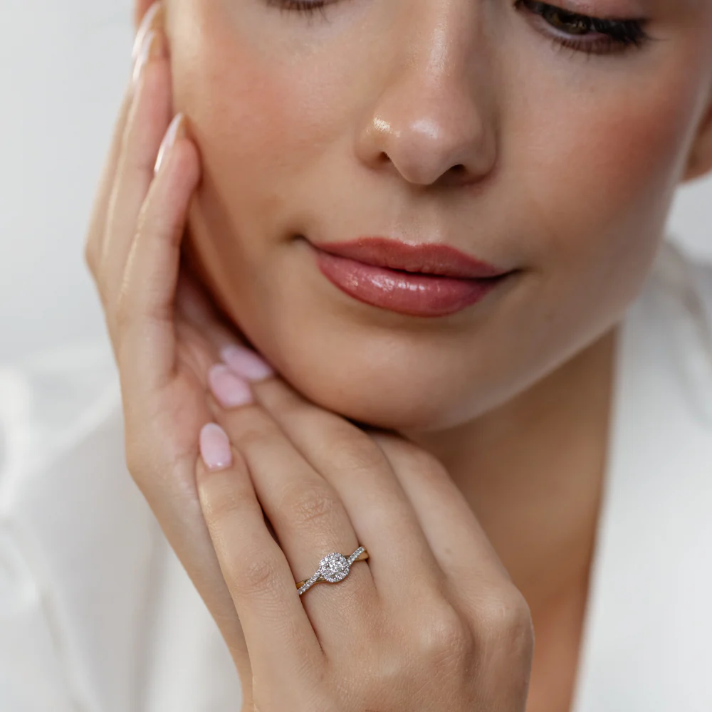 0.26 Carat Diamond Halo Ring in 9ct Yellow Gold - Image 3