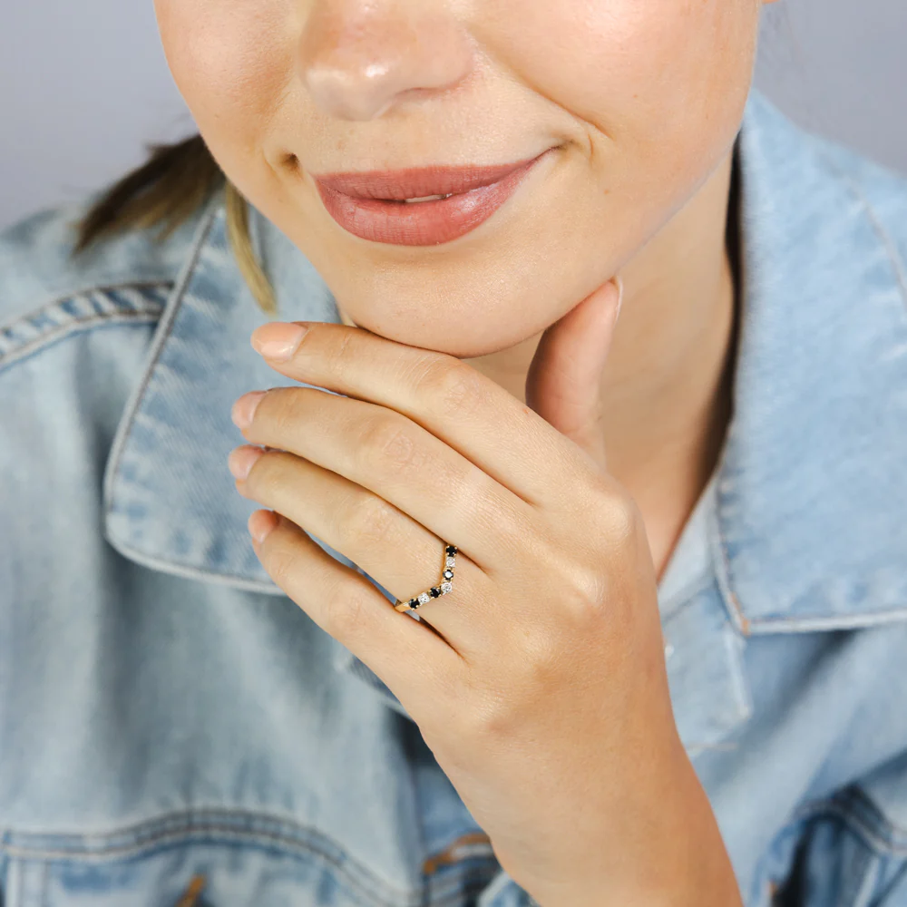 0.3 Carat Black Sapphire and Diamond Ring in 9ct Yellow Gold - Image 3