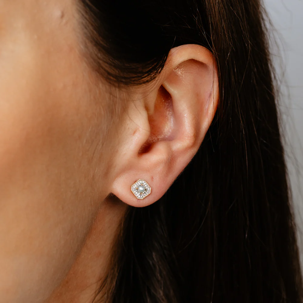 0.46 Carat Freshwater Pearls and Diamond Stud Earrings in 9ct Yellow Gold - Image 2