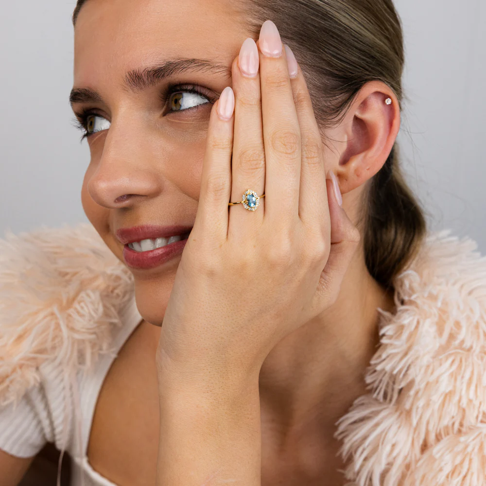 0.55 Carat Blue Topaz Oval and Diamond Ring in 9ct Yellow Gold - Image 3