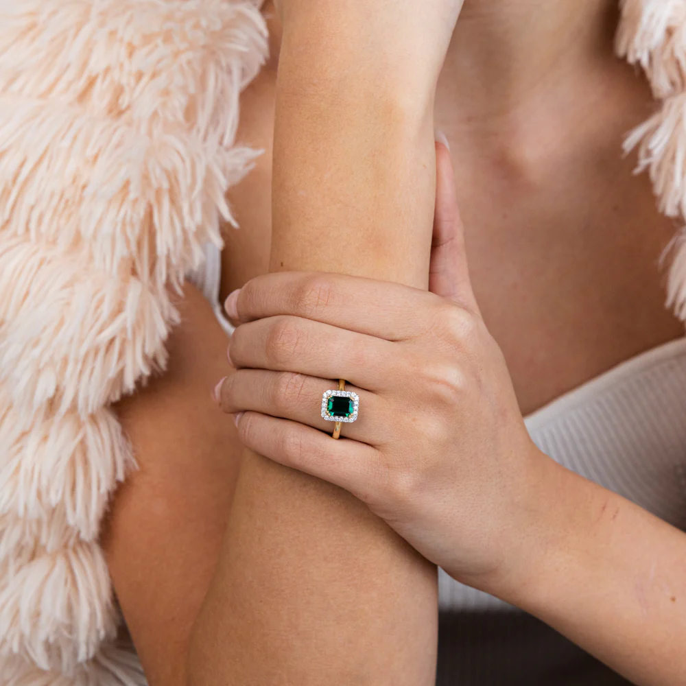 1.4 Carat Created Emerald Ring with 1/4 Carat Lab Grown Diamonds in 9ct Yellow Gold - Image 4