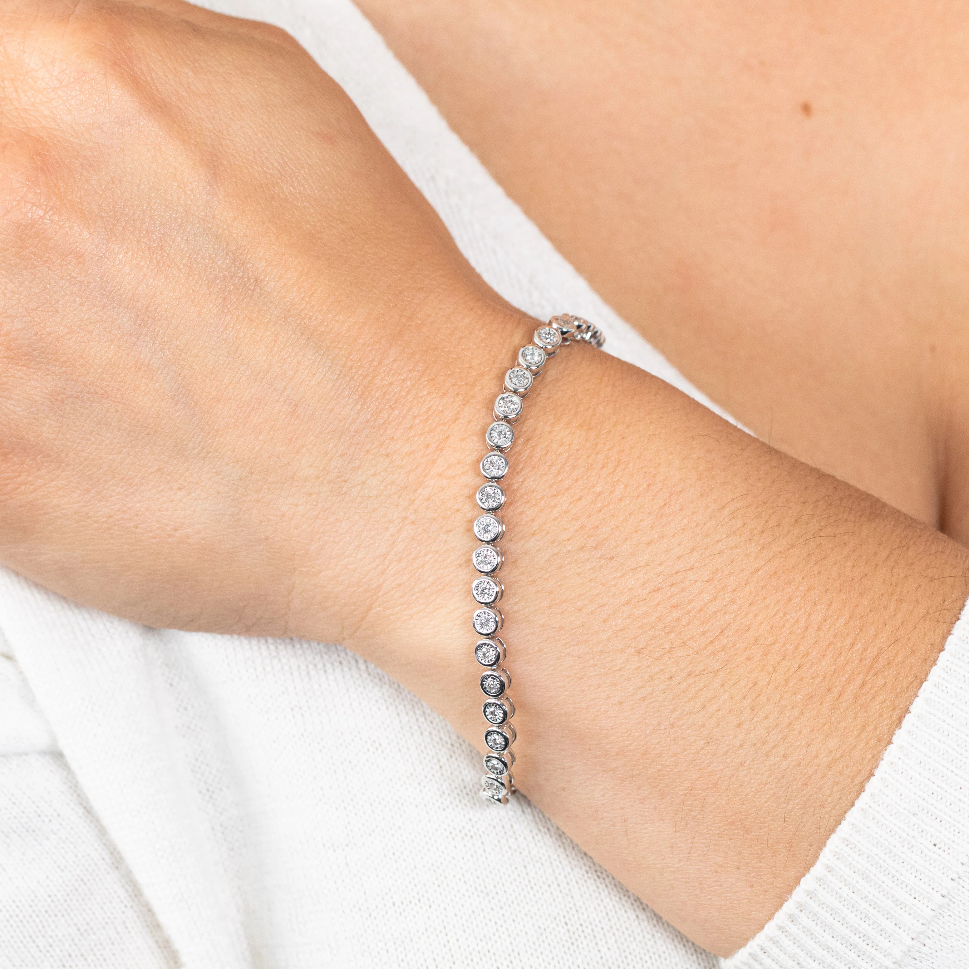 1 Carat Diamond Bracelet in 10ct White Gold - Image 3