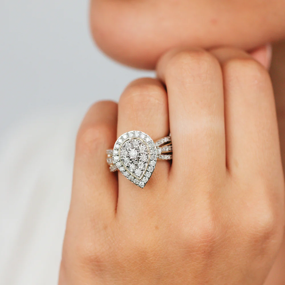 1 Carat Diamond Cluster Ring with 69 Round Brilliant Diamonds in 9ct Yellow Gold - Image 3