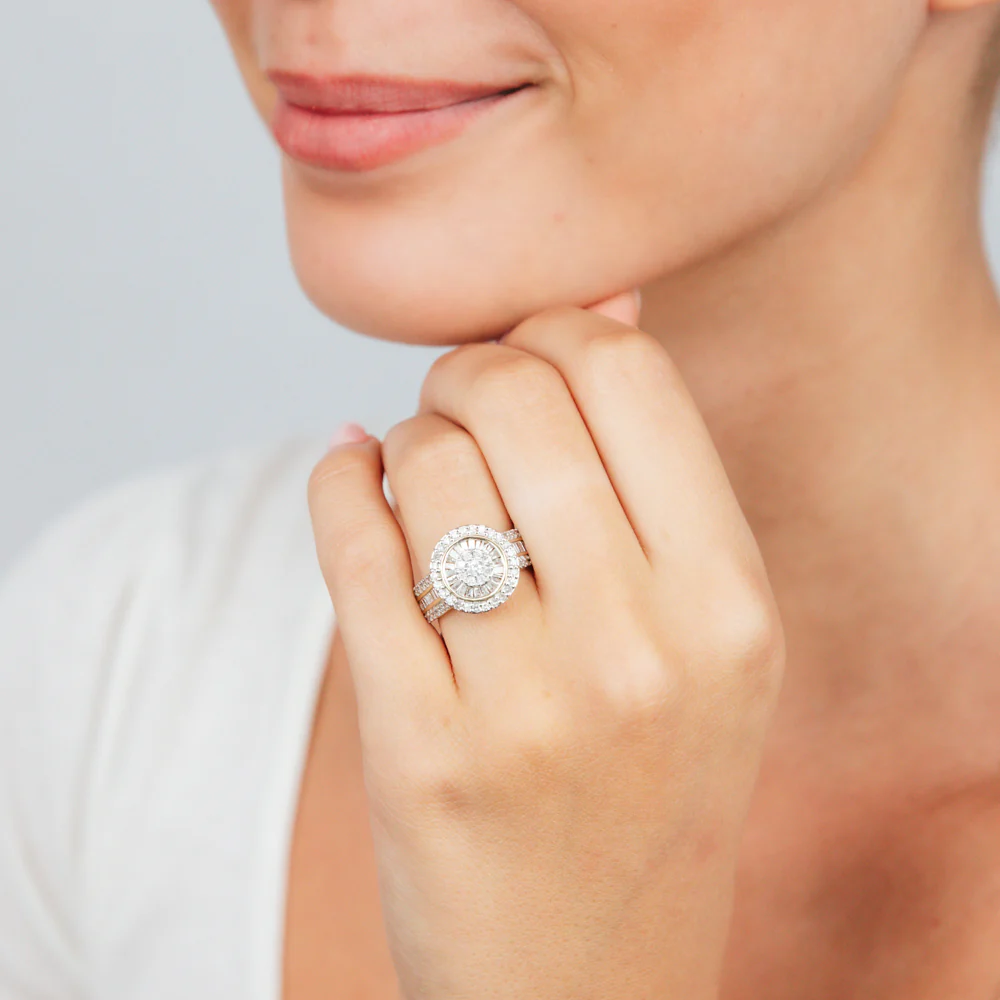 1 Carat Diamond Cluster Ring with Round Brilliant and Baguette Diamonds in 9ct Yellow Gold - Image 3
