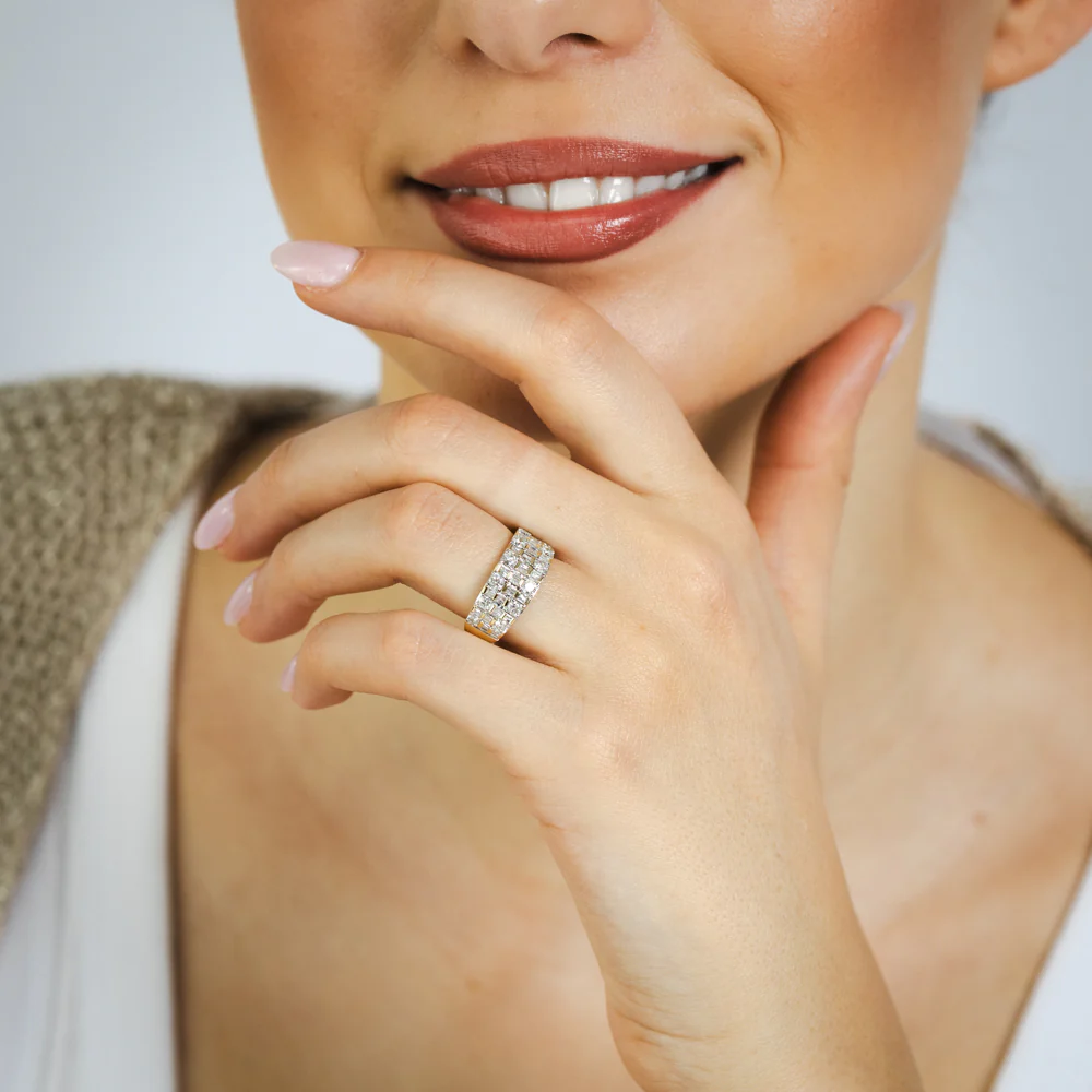 1 Carat Diamond Ring with Round Brilliant and Baguette Diamonds in 9ct Yellow Gold - Image 3
