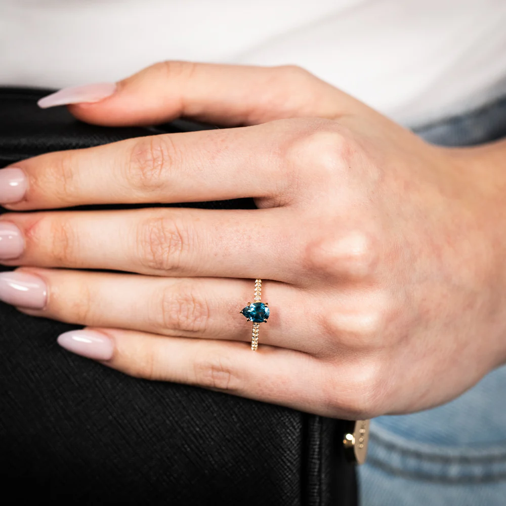 1 London Blue Topaz, 12Created Sapphire & 2 Single Cut Diamonds in 9ct Yellow Gold Ring - Image 3