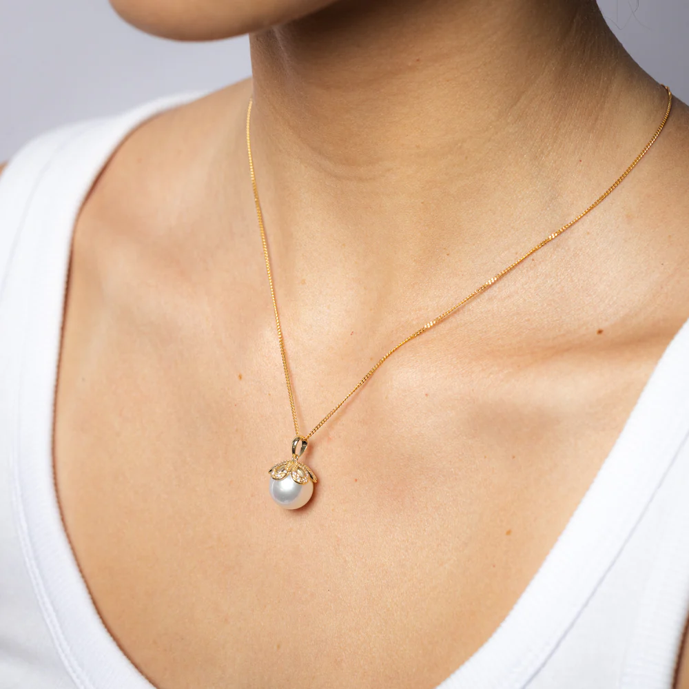 12-14mm White South Seal Pearl Pendant with 20 Diamonds in 9ct Yellow Gold on 45cm Chain - Image 2
