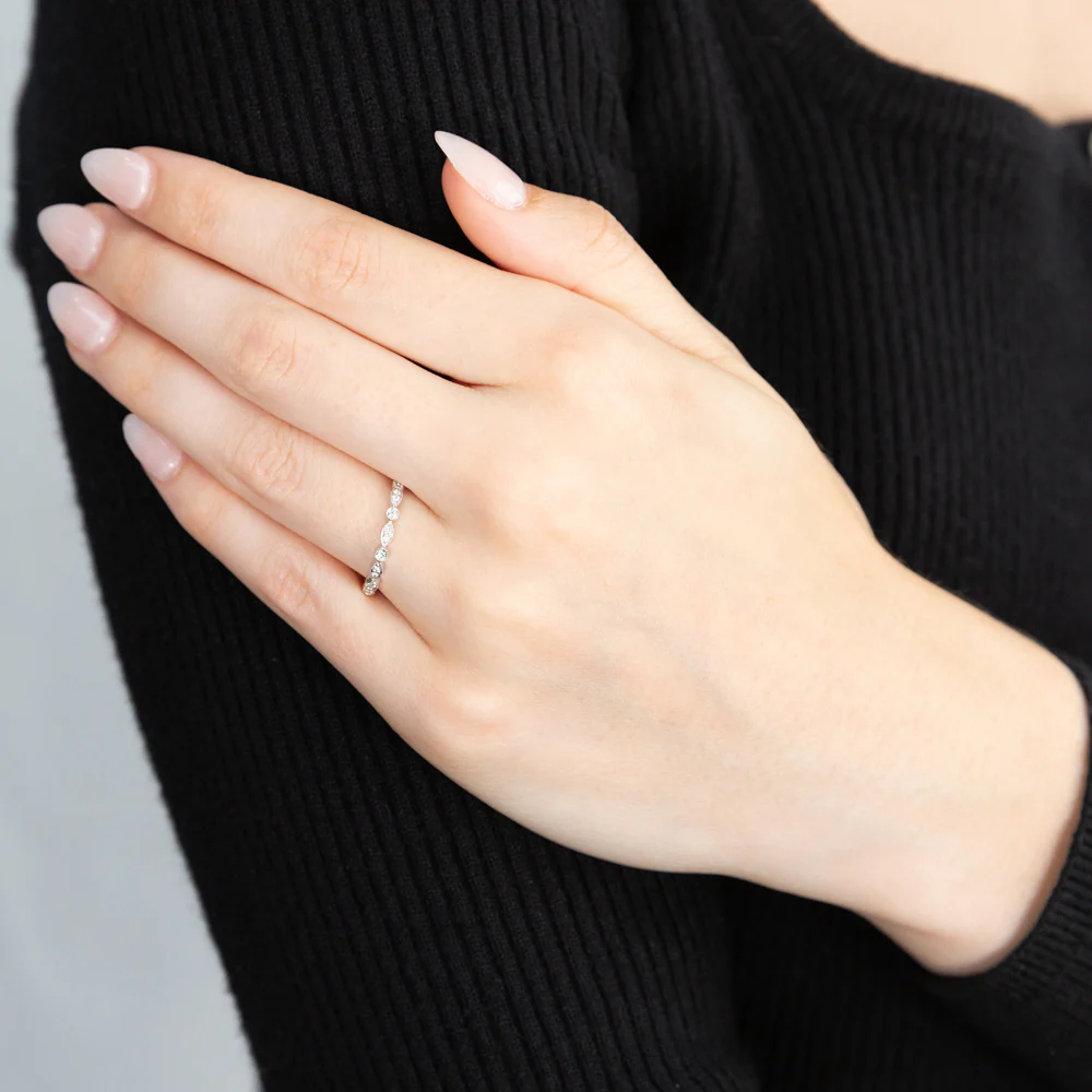 18ct White Gold 0.15 Carat Diamond Vintage Round & Illusion Marquise Stack Ring - Image 4
