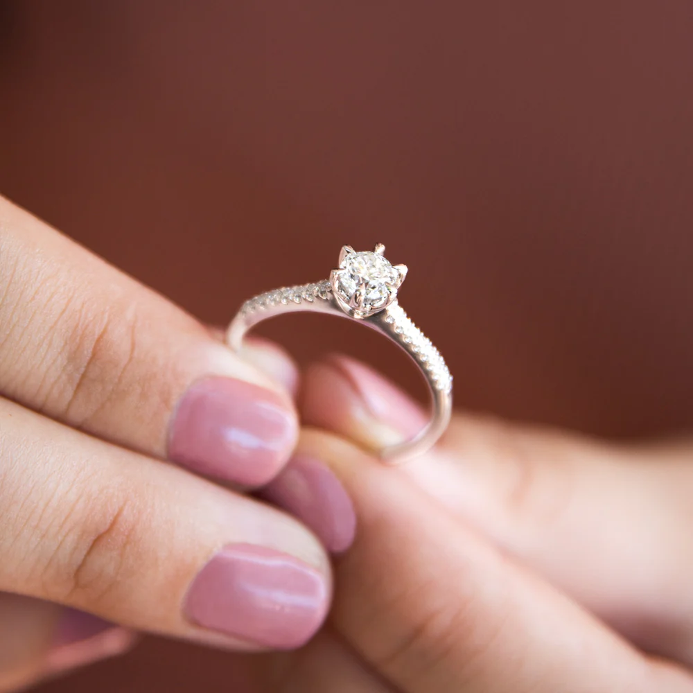 18ct White Gold 0.60 Carat Solitaire with 1/2 Carat Certified Centre Diamond - Image 3