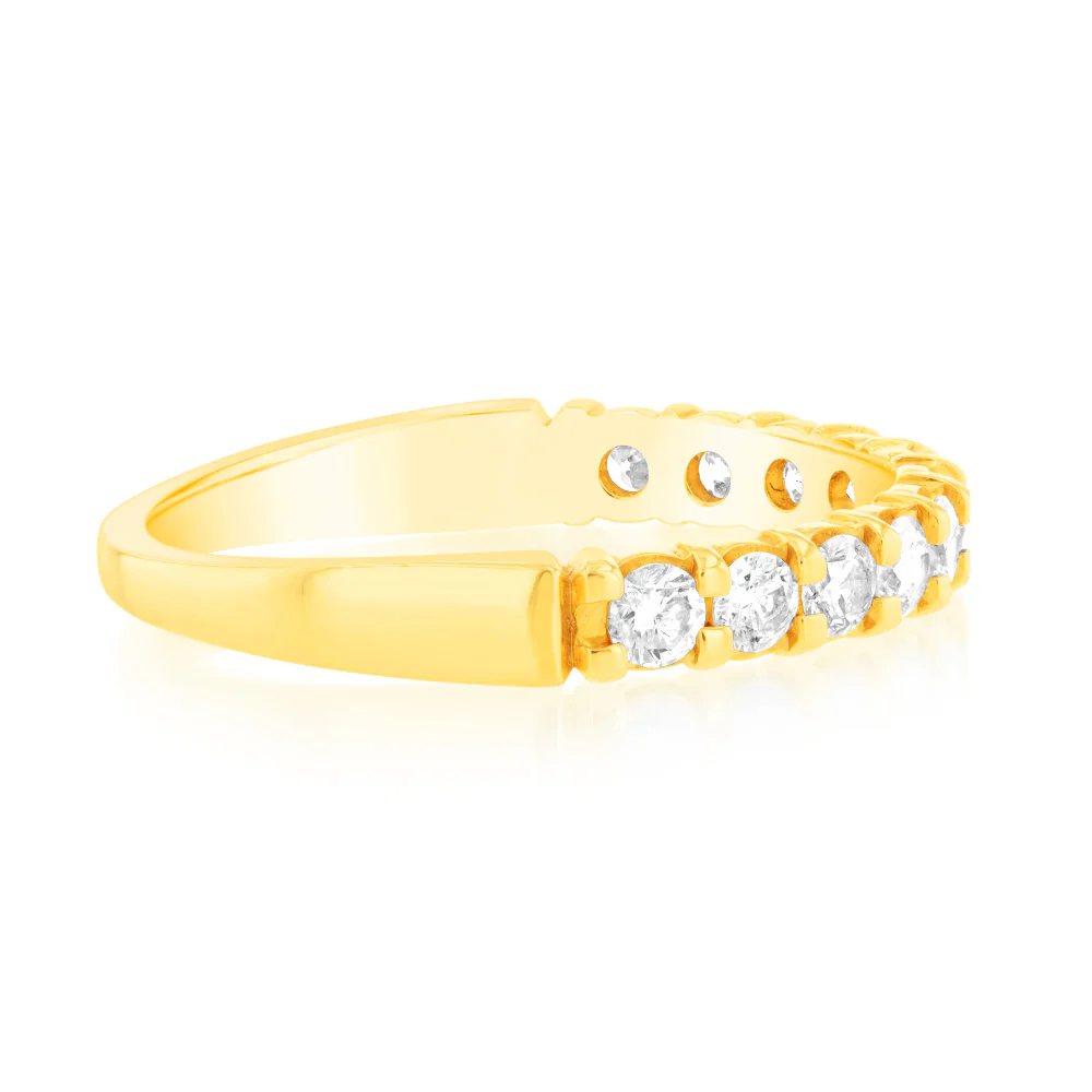18ct Yellow Gold Ring With 1/2 Carats Of Diamonds Set with 11 Diamonds - Image 2