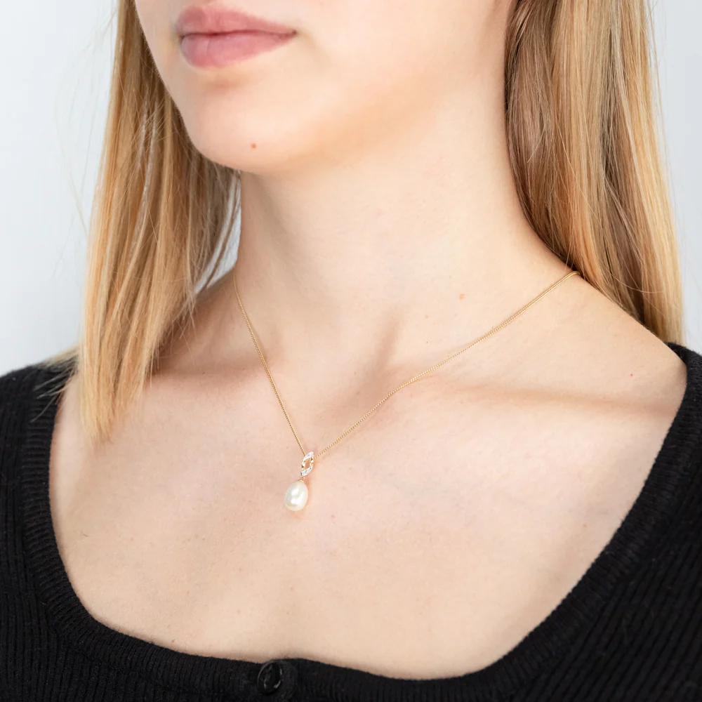9ct Alluring Yellow Gold 9mm Freshwater Pearl and Diamond Pendant - Image 2