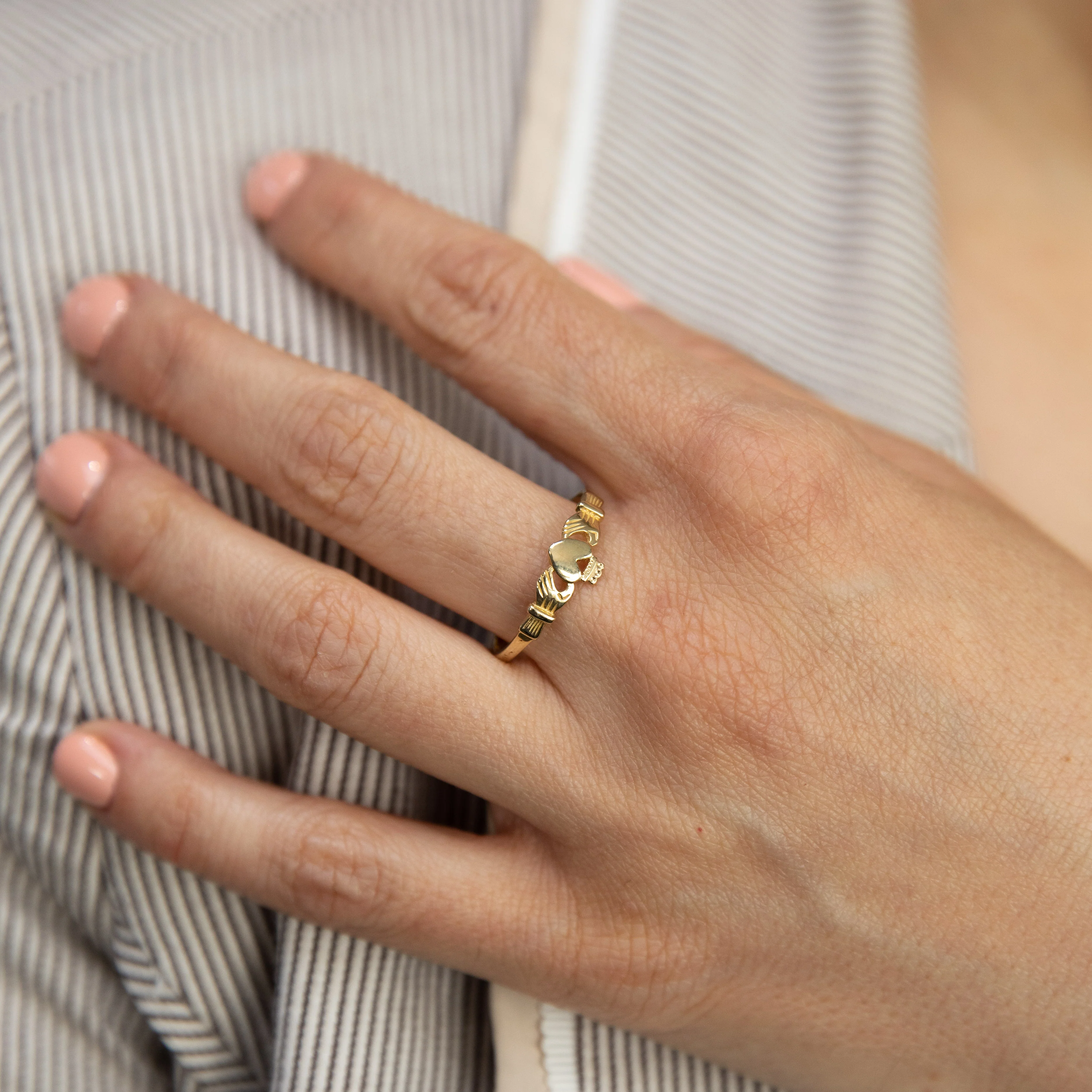 9ct Dazzling Yellow Gold Ring - Image 4