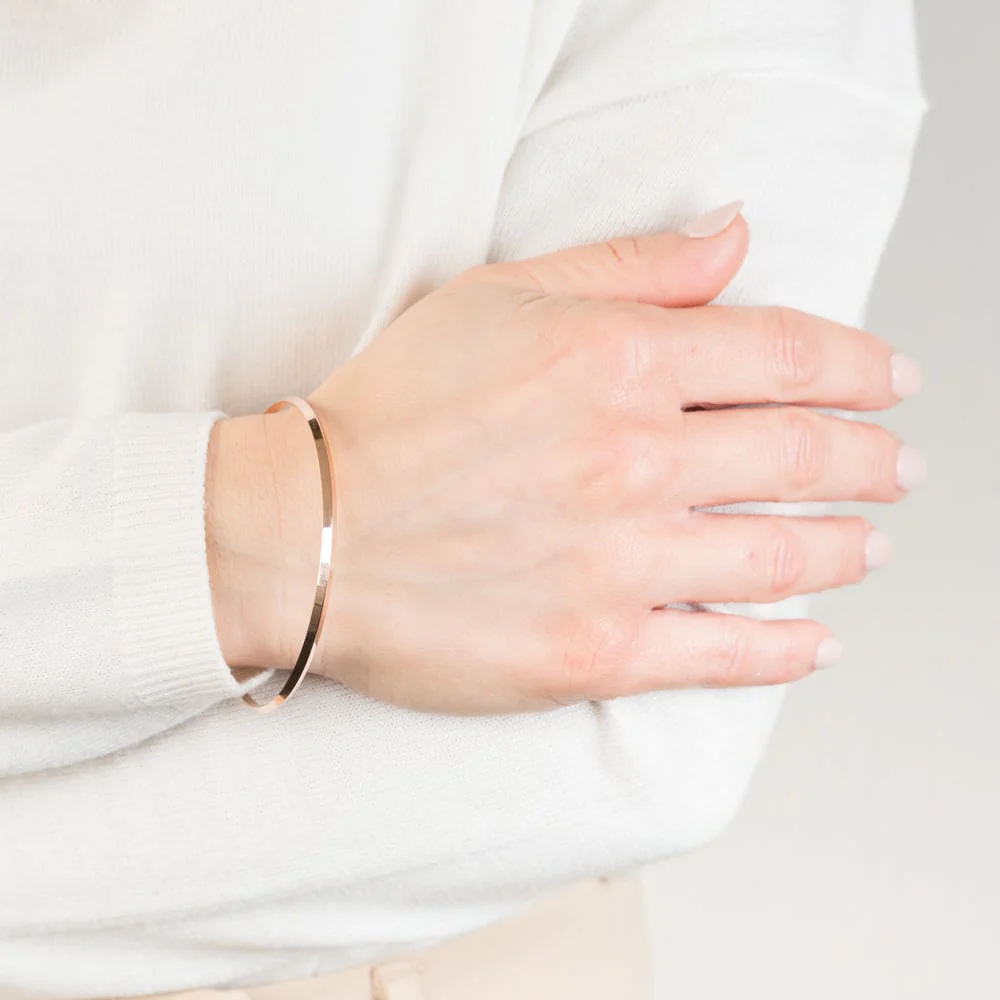 9ct Rose Gold Knife Edge Pattern Bangle - Image 2