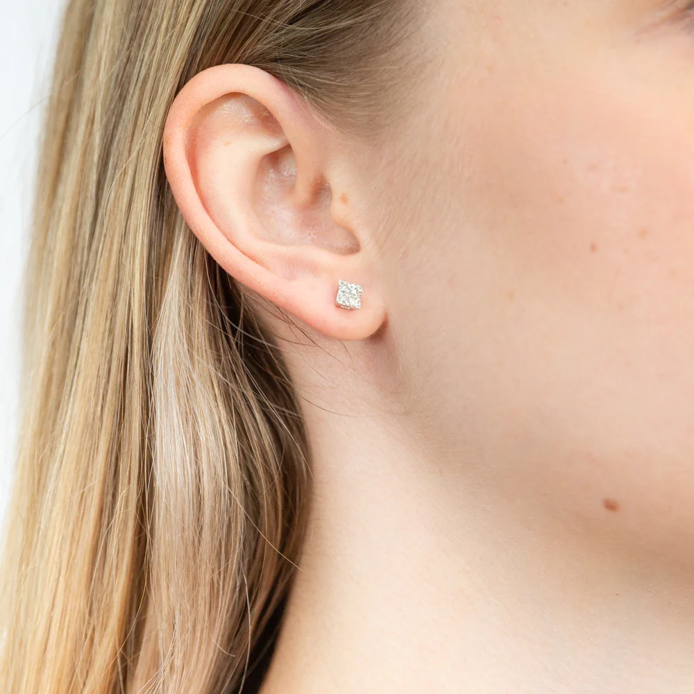 9ct White Gold 1/4 Carat Diamond Stud Earrings set with 10 Brilliant Diamonds - Image 3