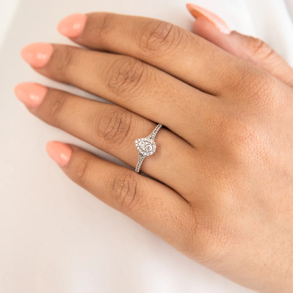 9ct White Gold 1/4 Carat Pear Shape Cluster Ring - Image 3