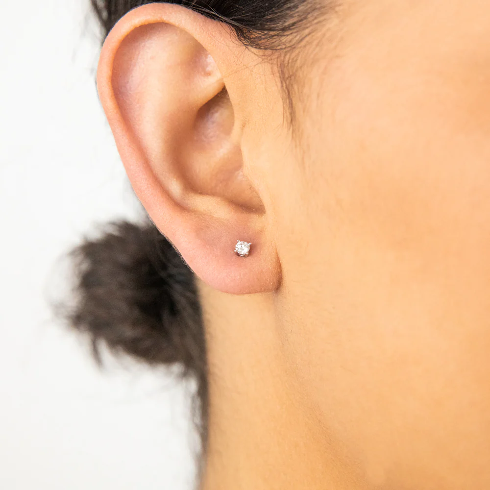 9ct White Gold 1/6 Carat Diamond Stud Earrings - Image 2