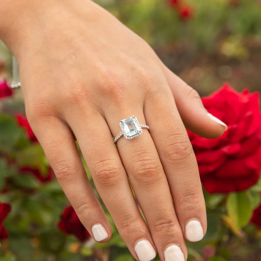 9ct White Gold 2.4ct Aquamarine and 1/3 Carat Diamond Ring - Image 4