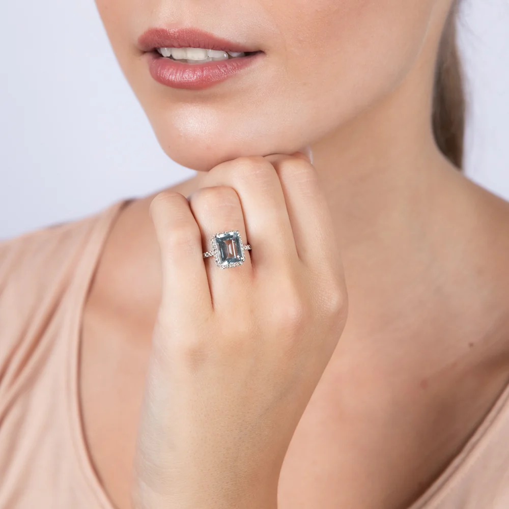 9ct White Gold 2.4ct Aquamarine and 1/3 Carat Diamond Ring - Image 5
