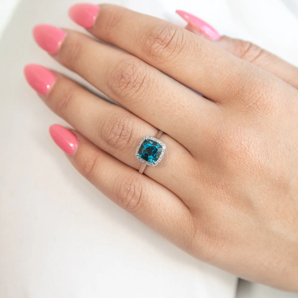 9ct White Gold 2.70ct London Blue Topaz and Diamond Ring - Image 3