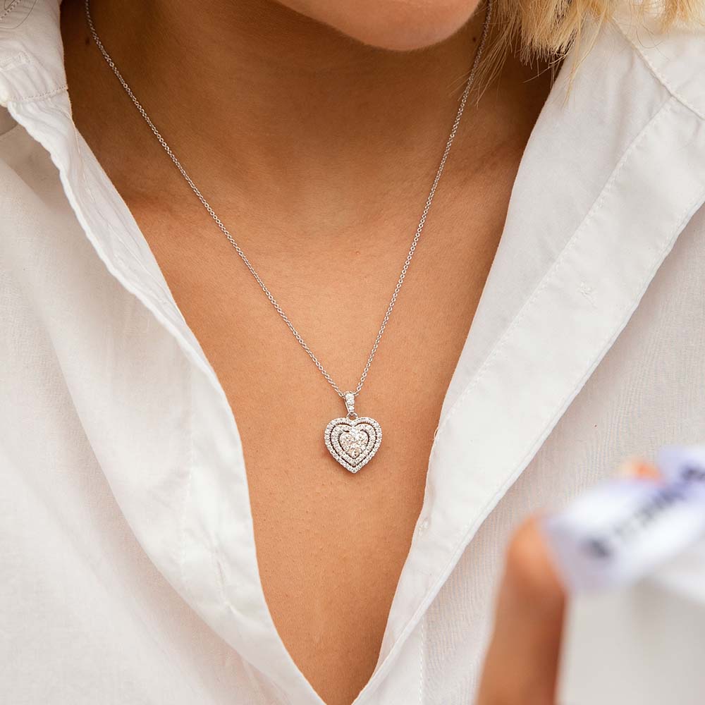 9ct White Gold Divine 1 Carat Diamond Heart Pendant on 45cm Gold Chain - Image 3