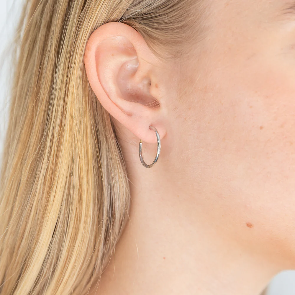 9ct White Gold Hoop Earrings in 15mm with diag line feature - Image 2