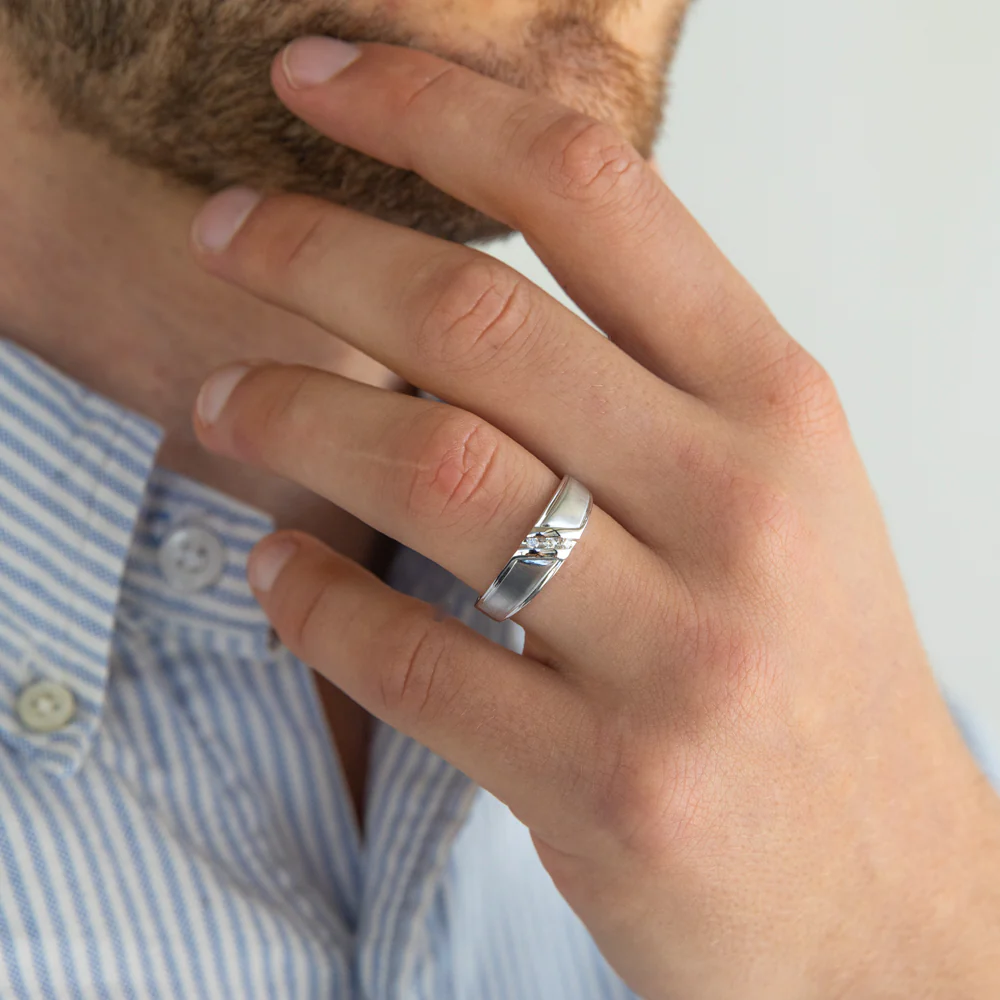 9ct White Gold Mens Ring With 3 Diamonds - Image 3