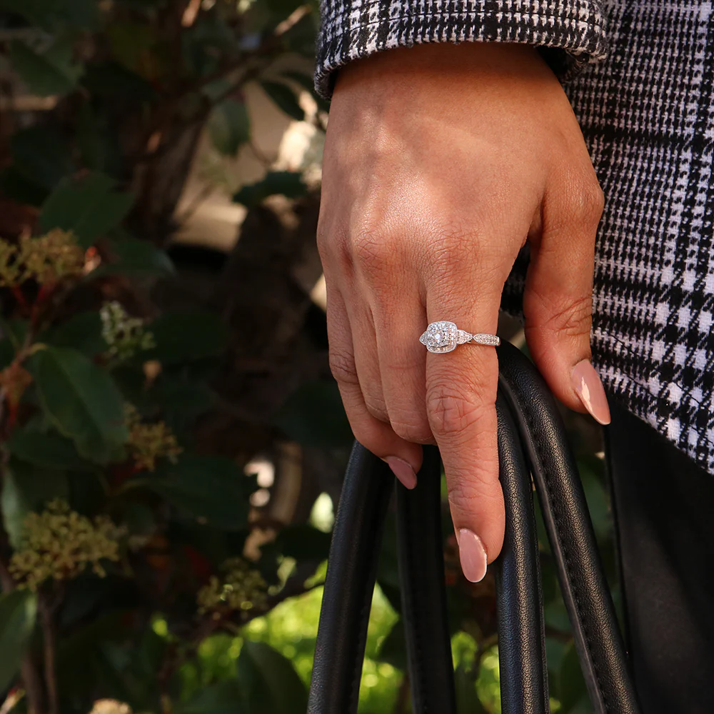 9ct White Gold Ring With 1/3 Carats Of Diamonds - Image 2