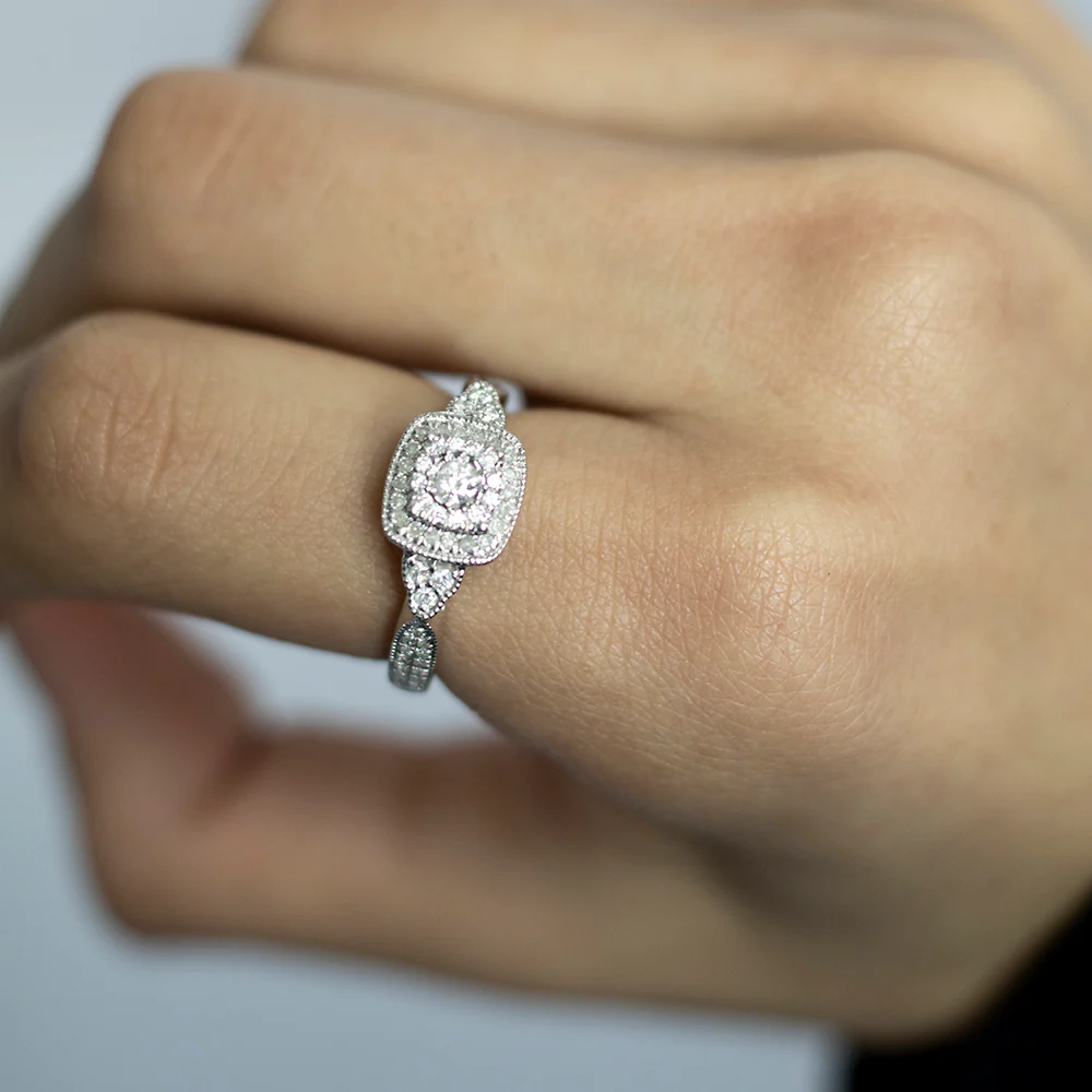 9ct White Gold Ring With 1/3 Carats Of Diamonds - Image 3