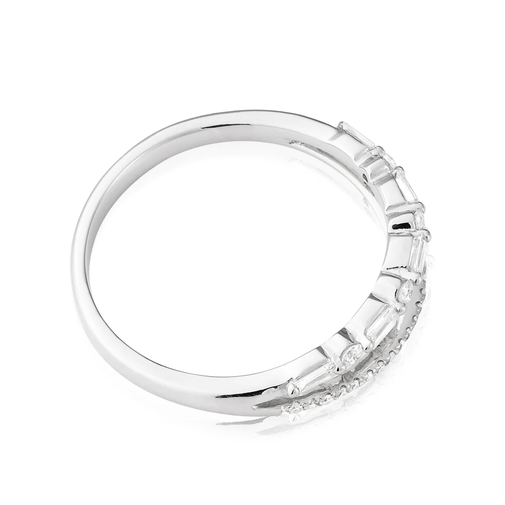 9ct White Gold Ring with 1/4 Carat of Brilliant and Baguette Diamonds - Image 2