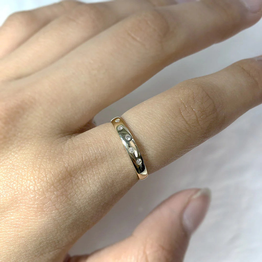 9ct Yellow Gold  0.05 Carat Diamond Ring with 5 Brilliant Cut Diamonds - Image 3