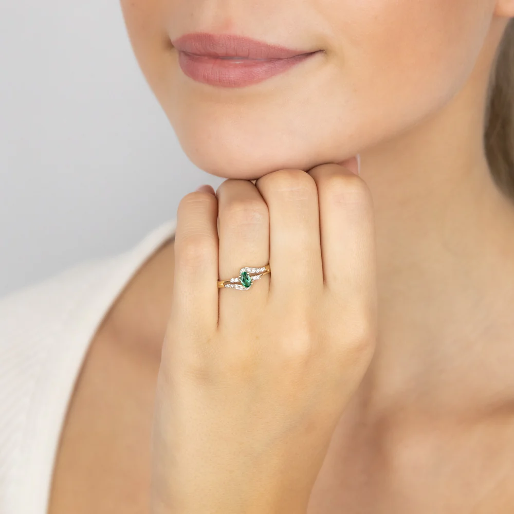 9ct Yellow Gold 0.26 Created Emerald & 14Cubic Zirconia Ring - Image 3