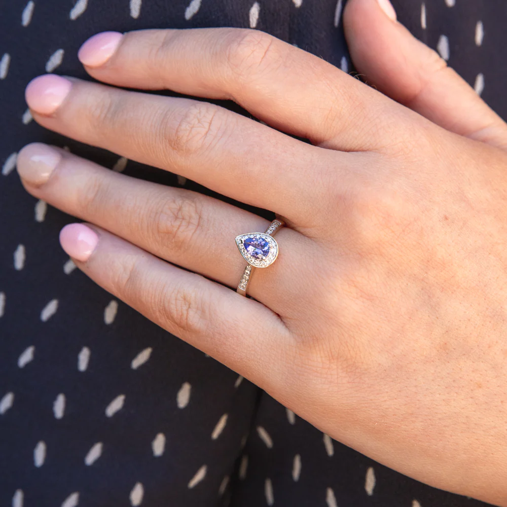 9ct Yellow Gold 0.75ct Tanzanite and 0.20 Carat Diamond Ring - Image 3