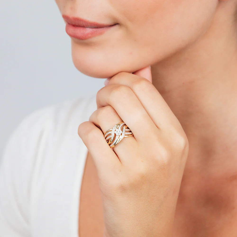 9ct Yellow Gold 1/10 Carat Diamond Ring with 43 Round Brilliant Diamonds - Image 3