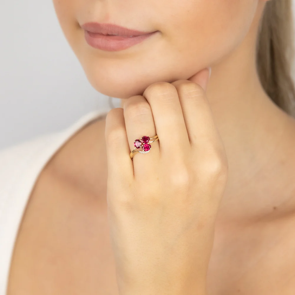 9ct Yellow Gold 1.19Ct Created Ruby & 5 Diamond Ring - Image 3