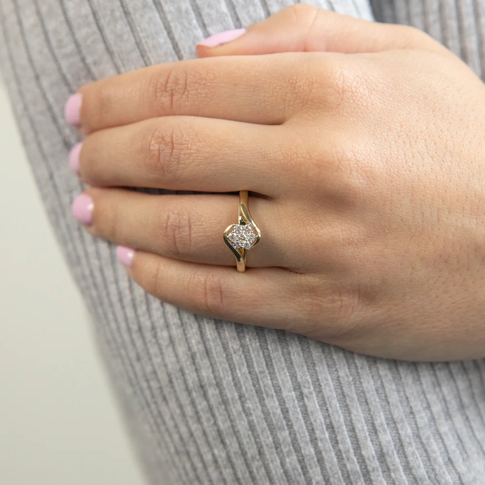 9ct Yellow Gold 1/4 Carat Diamond Luxurious Ring - Image 3