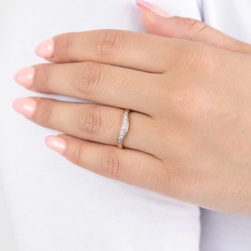 9ct Yellow Gold 1/6 Carat Diamond Curved Ring - Image 3