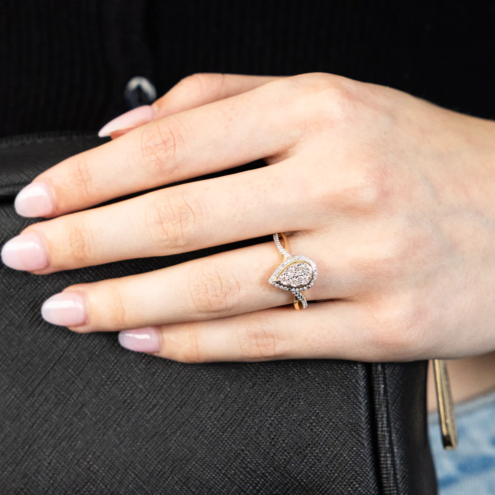 9ct Yellow Gold 1/6 Carat Diamond Pear Shaped Ring - Image 3