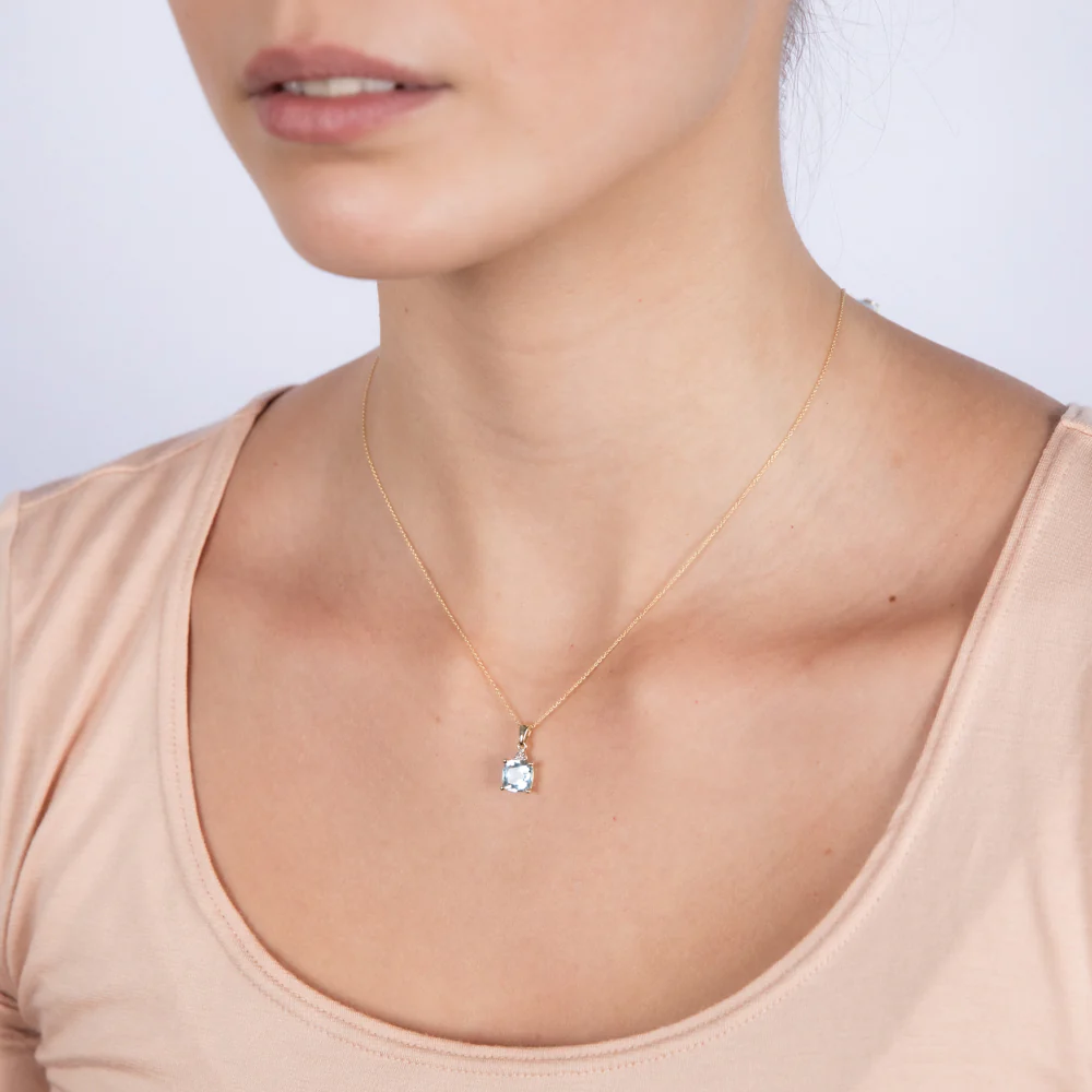 9ct Yellow Gold 1.75ct Sky Blue Topaz and Diamond Pendant on 45cm Chain - Image 2
