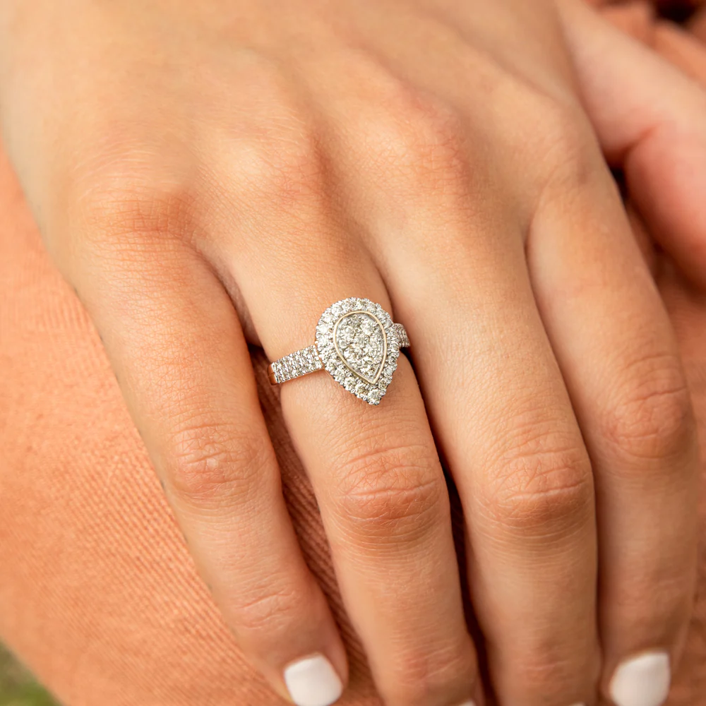 9ct Yellow Gold 1 Carat Diamond Pear Shape Cluster Ring - Image 3