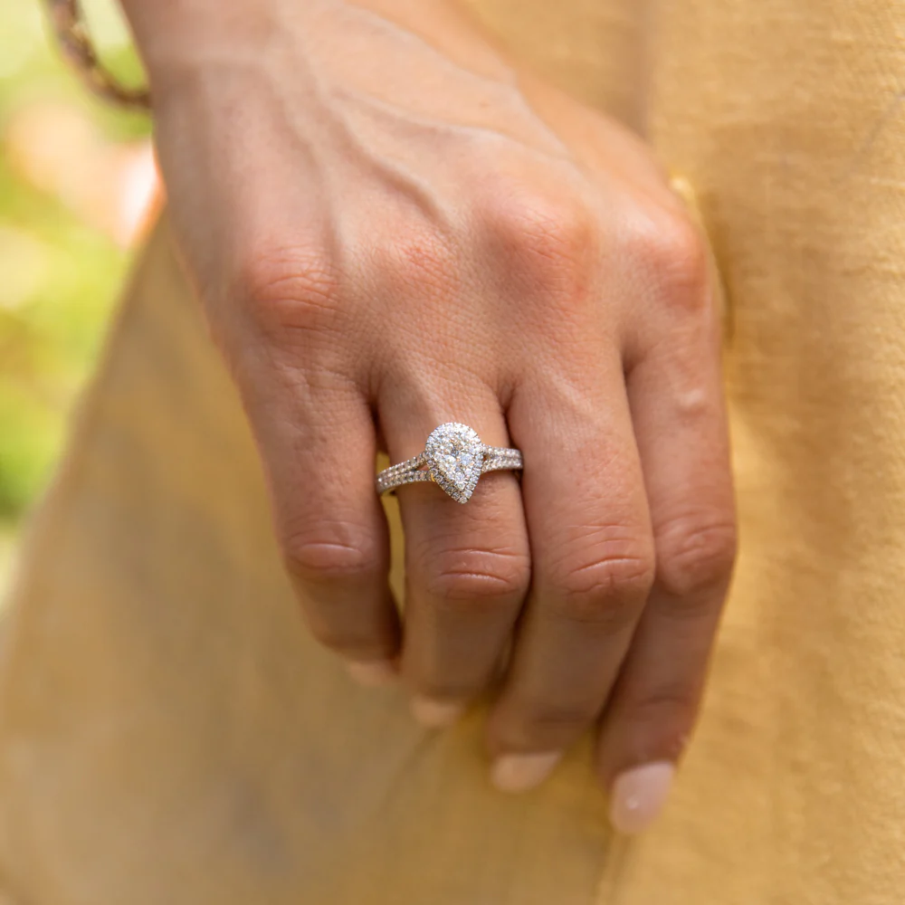 9ct Yellow Gold 1 Carat Diamond Pear Shape Ring with Split Shank - Image 2