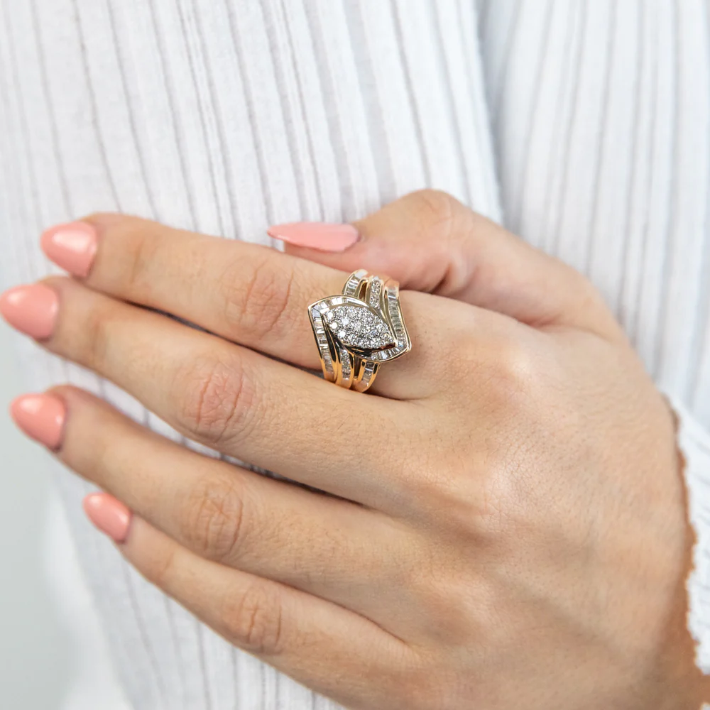 9ct Yellow Gold 1 Carat Diamond Ring Set with 63 Diamonds - Image 3