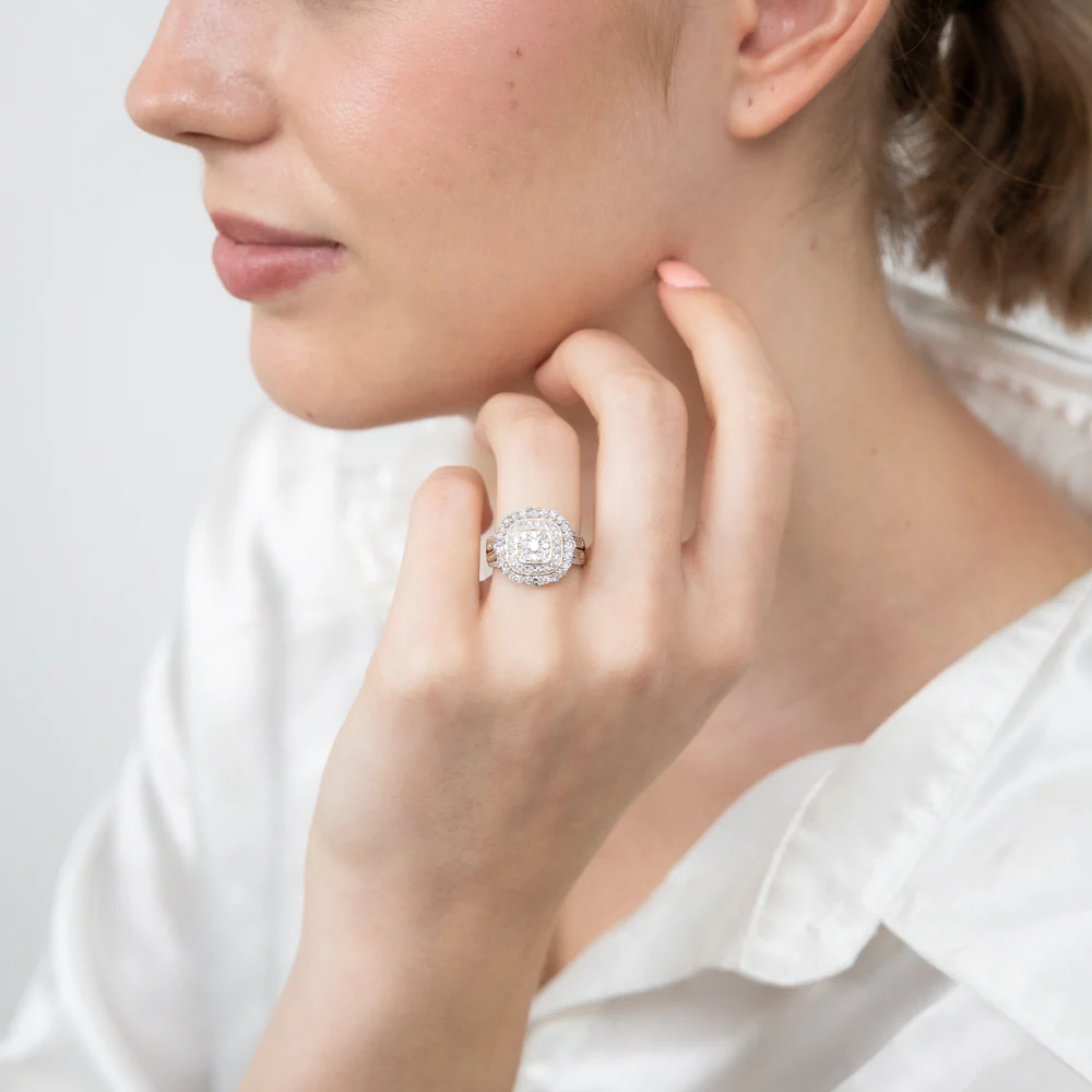 9ct Yellow Gold 1 Carat Diamond Ring with 107 Round Brilliant and Baguette Diamonds - Image 3