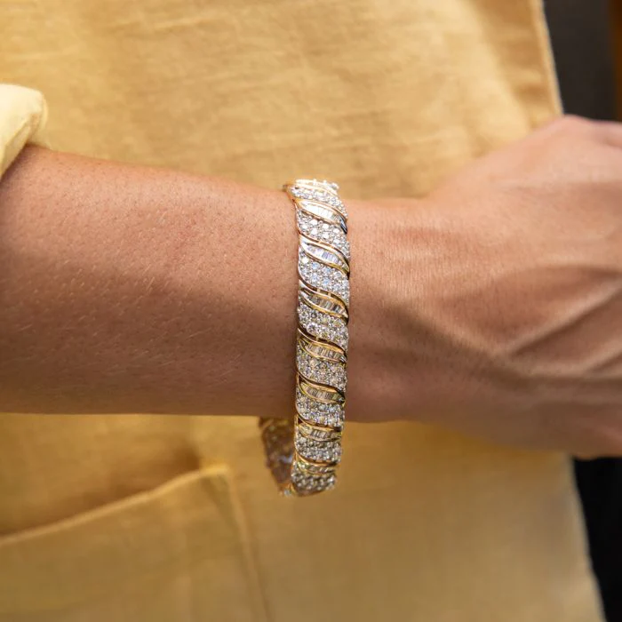 9ct Yellow Gold 10.6 Carat Diamond  18.5cm Bracelet with Brilliants and Baguettes - Image 3