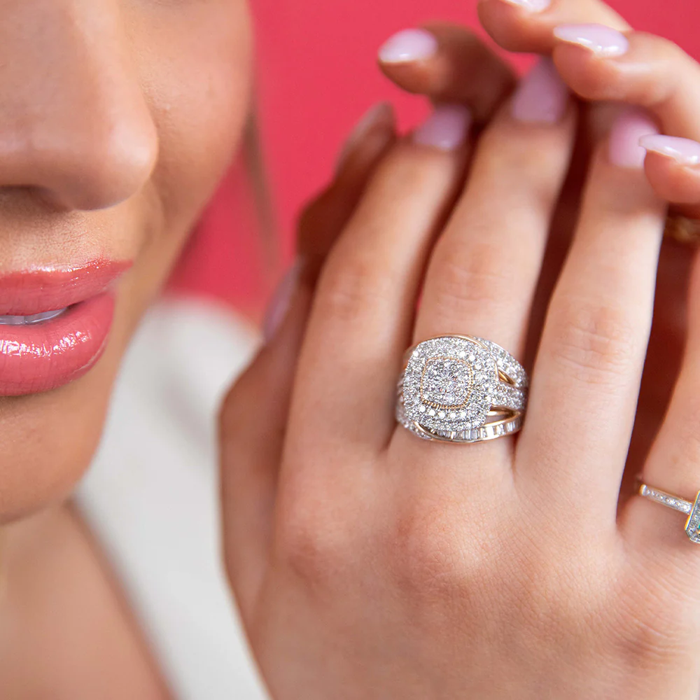 9ct Yellow Gold 2 Carat Diamond Dress Ring with Brilliant and Baguette Diamonds - Image 3