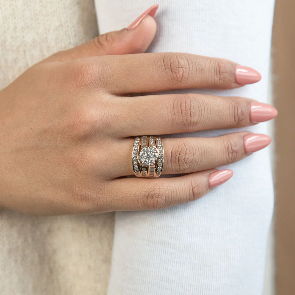 9ct Yellow Gold 2 Carat Diamond Ring with Beautiful Brilliant and Tapered Diamonds - Image 3