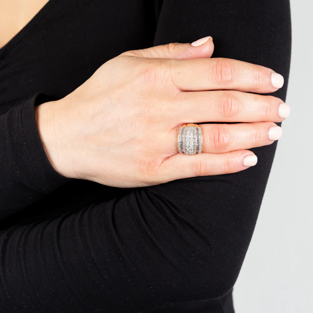 9ct Yellow Gold 2 Carat Diamond Ring with Brilliant and Baguette Cut Diamonds - Image 2
