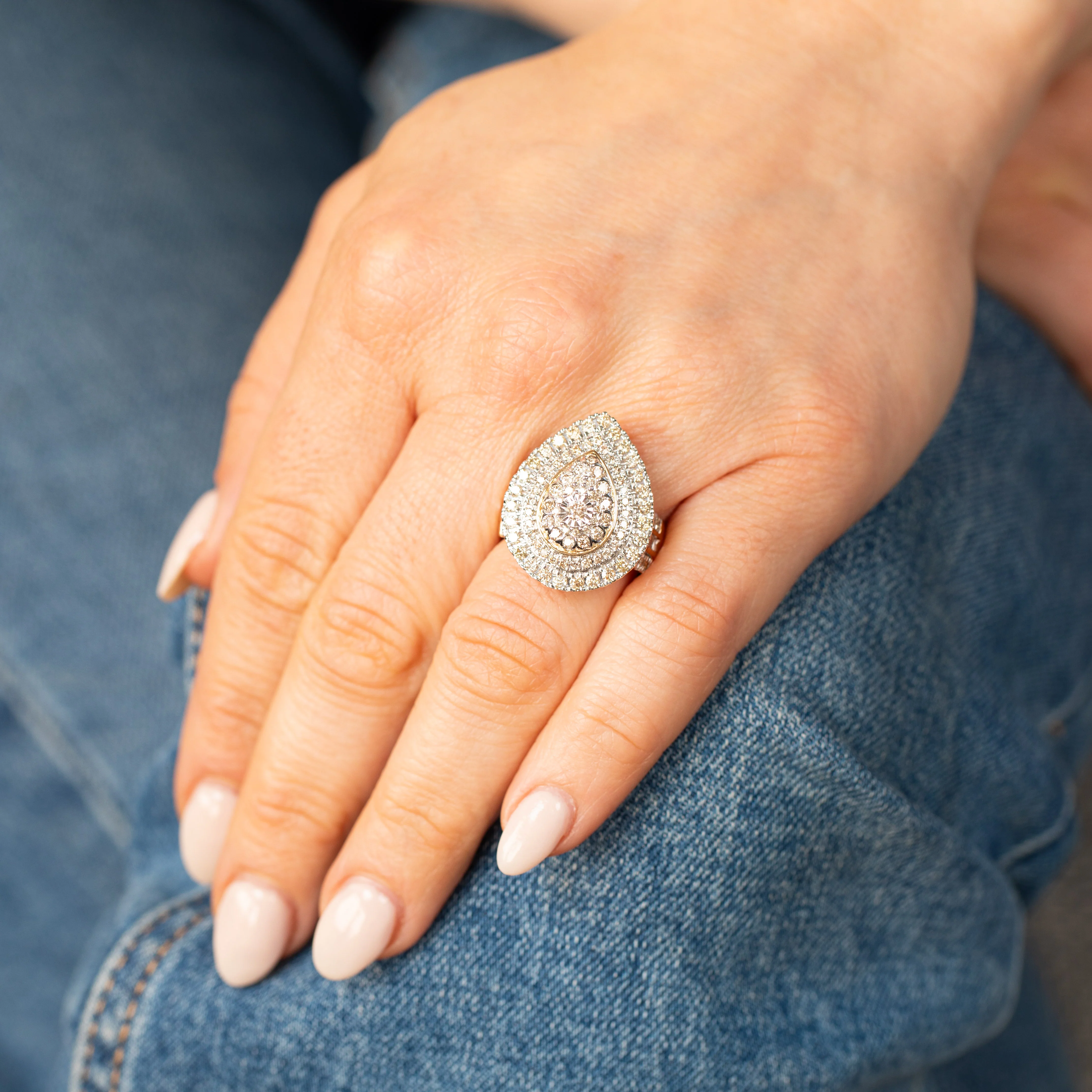 9ct Yellow Gold 2 Carat Diamond Ring with Brilliant and Tapered Baguette Diamonds - Image 5
