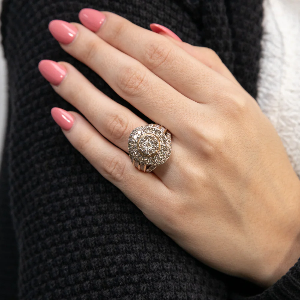 9ct Yellow Gold 3.05 Carat Diamond Ring with Brilliant and Tapered Baguette Diamonds - Image 3