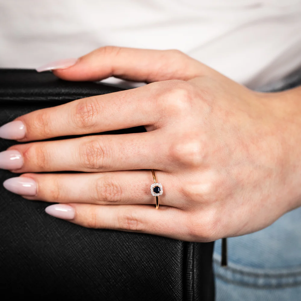 9ct Yellow Gold 3.0mm Sapphire Ring in 14 Diamonds - Image 3