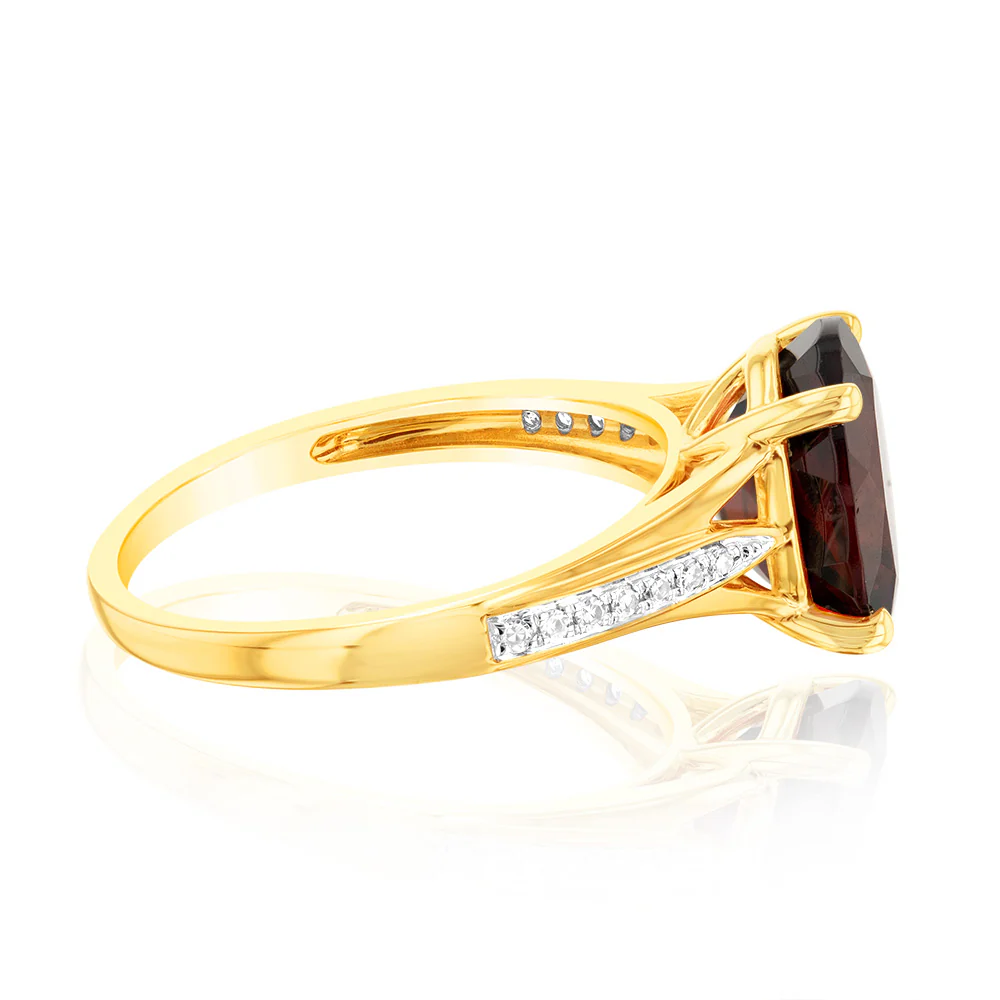 9ct Yellow Gold 3.10 Carat Garnet and 14 Diamonds Dress Ring - Image 2